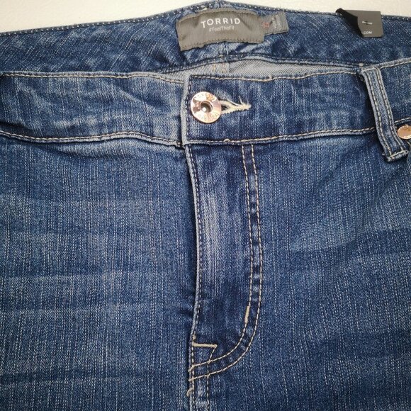 NWT Torrid Ladies Size 22 Medium Wash Distressed Rough Hem Blue Jean Shorts - Picture 8 of 14